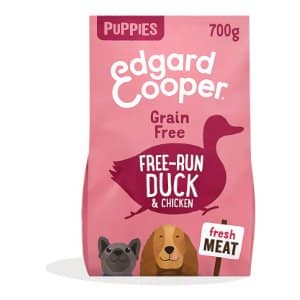 Edgard Cooper pienso cachorros con Pato y Pollo